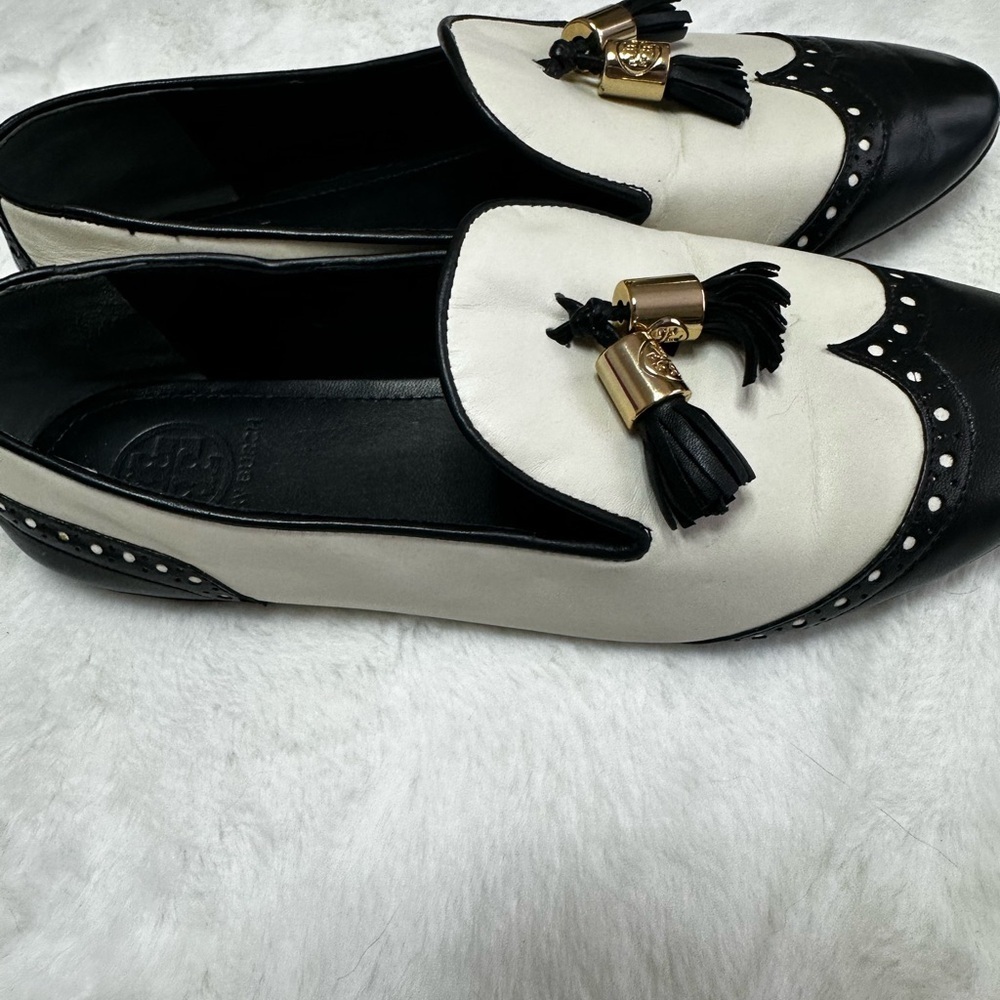 Tory Burch Two-Tone Black and White Flats - Picture 6 of 7